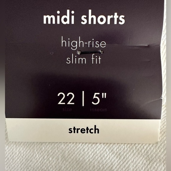 Ava & Viv Women's High Rise Slim Fit Midi White Denim 5 in Shorts Size 22 - Picture 3 of 4